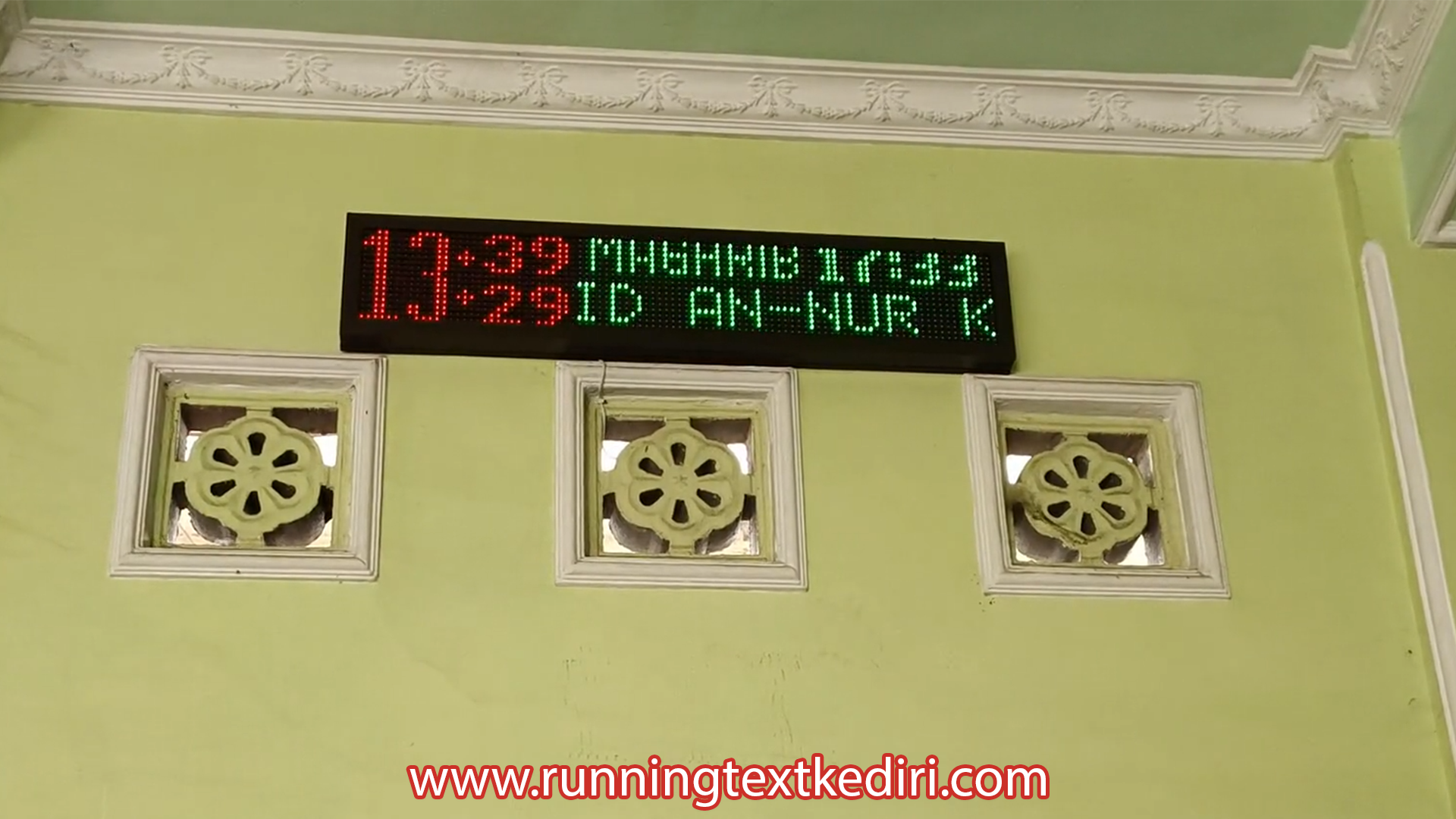 <p>Running text jadwal salat ukuran 20x100cm dengan warna hijau dan merah merupakan running text yang pada umumnya tampak di masjid-masjid. Dengan running text, anda dapat mengetahui jadwal salat dengan tulisan yang nampak besar yang memiliki banyak slide.</p>